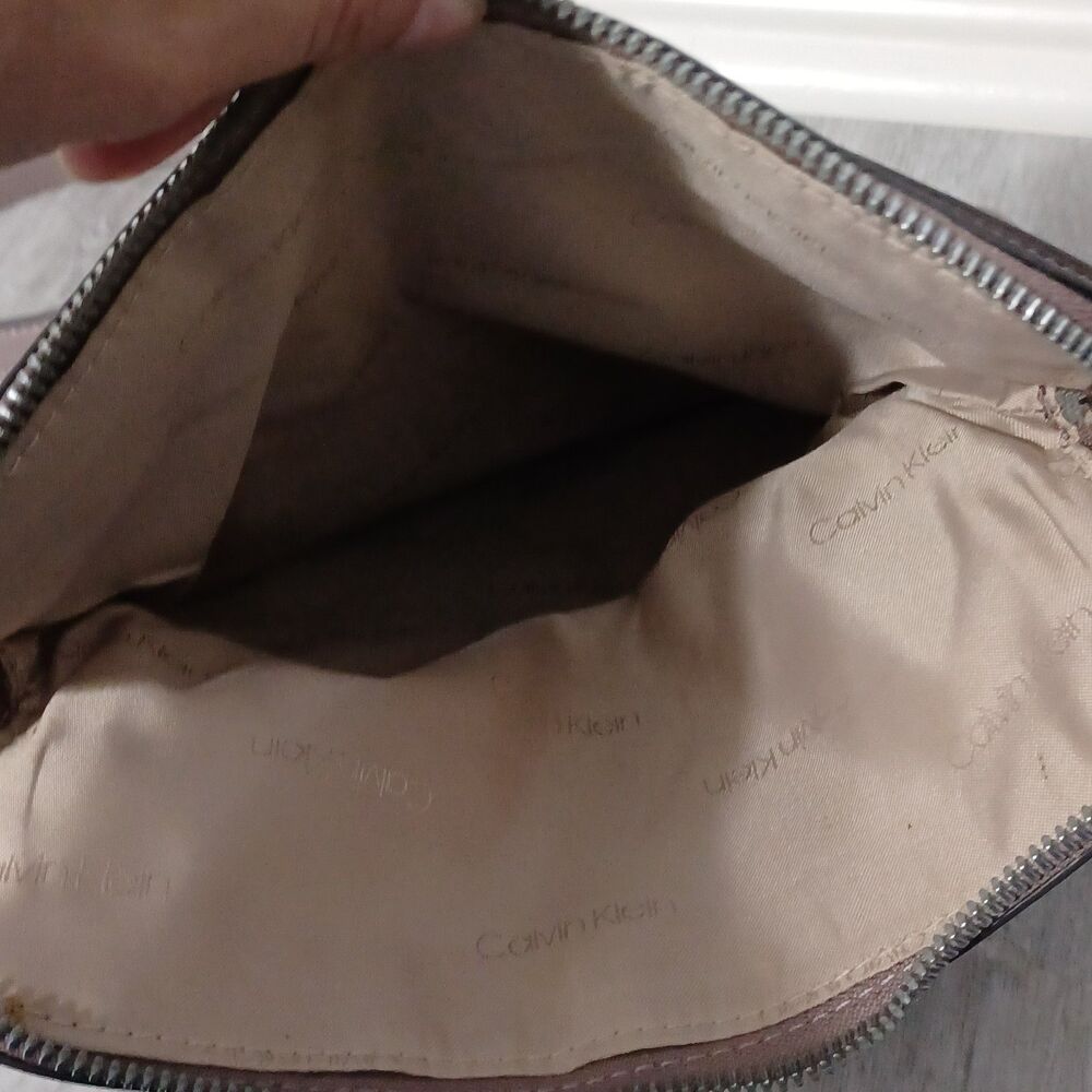 CALVIN KLEIN Tan Elaine Zip Crossbody - Picture 6 of 6